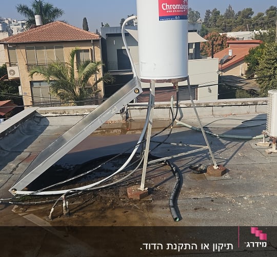 דוד שמש על גג עם קולטים וצנרת